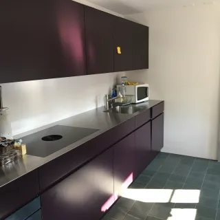 Eine aufgeräumte Küchenzeile in Aubergine