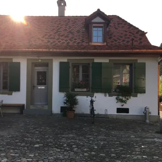 Einstöckiges Haus in der Berner Altstadt mit einem Raum und Küche für Feste mit bis zu 40 Personen.